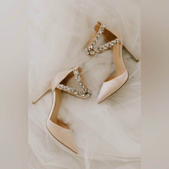 Badgley Mischka: Jazmine Pump - Picture 4 of 10